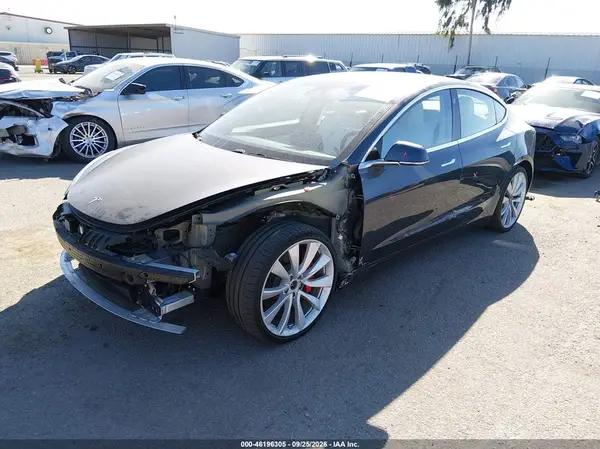 5YJ3E1EBXJF074432 — 2018 Tesla Model 3, фото 2 с аукциона IAAI, Передняя часть слева