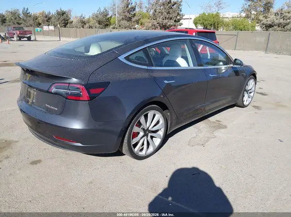 5YJ3E1EBXJF074432 — 2018 Tesla Model 3, фото 4 с аукциона IAAI, Передняя часть слева
