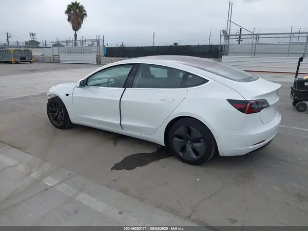 5YJ3E1EA8JF027312 — 2018 Tesla Model 3, фото 3 с аукциона IAAI, Передняя часть