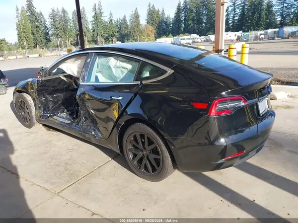 5YJ3E1EA0JF172649 — 2018 Tesla Model 3, фото 3 с аукциона IAAI, LEFT & RIGHT SIDE