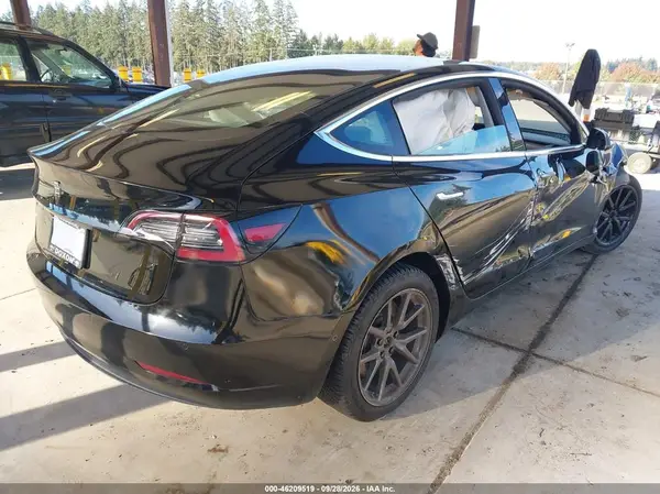 5YJ3E1EA0JF172649 — 2018 Tesla Model 3, фото 4 с аукциона IAAI, LEFT & RIGHT SIDE