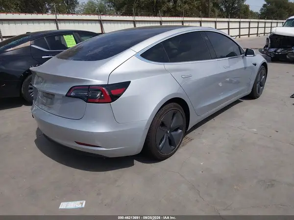 5YJ3E1EA8JF040061 — 2018 Tesla Model 3, фото 4 с аукциона IAAI, Задняя часть