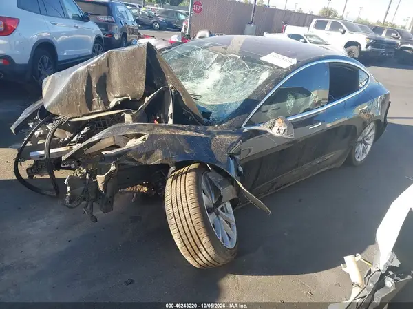 5YJ3E1EA3JF176226 — 2018 Tesla Model 3, фото 2 с аукциона IAAI, Передняя часть