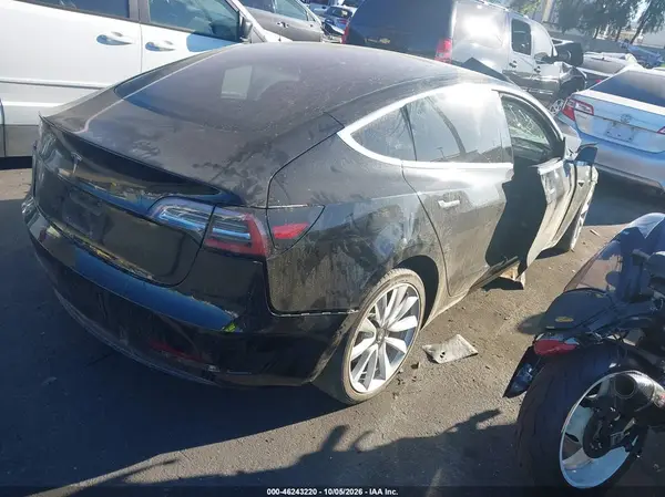 5YJ3E1EA3JF176226 — 2018 Tesla Model 3, фото 4 с аукциона IAAI, Передняя часть