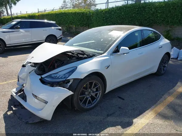 5YJ3E1EB1LF711405 — 2020 Tesla Model 3, фото 2 с аукциона IAAI, Передняя часть