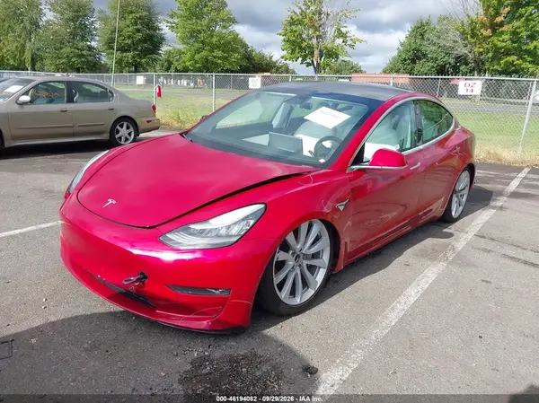 5YJ3E1EB9LF601153 — 2020 Tesla Model 3, фото 2 с аукциона IAAI, Передняя часть слева