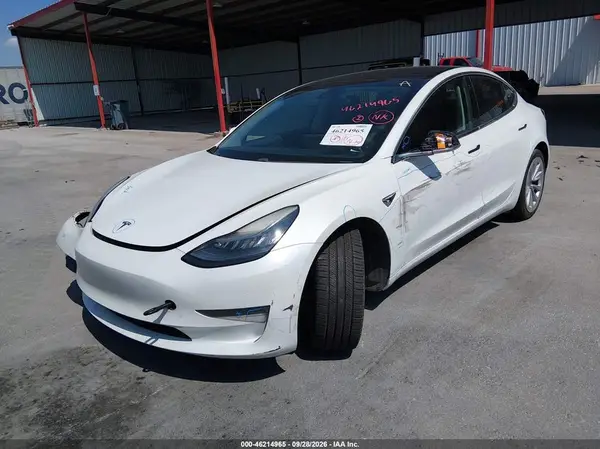 5YJ3E1EB2LF618232 — 2020 Tesla Model 3, фото 2 с аукциона IAAI, Передняя часть справа
