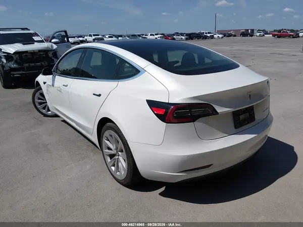 5YJ3E1EB2LF618232 — 2020 Tesla Model 3, фото 3 с аукциона IAAI, Передняя часть справа