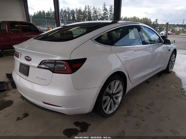 5YJ3E1EB4LF721426 — 2020 Tesla Model 3, фото 4 с аукциона IAAI, Задняя часть слева