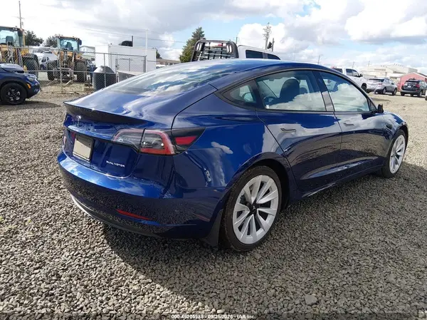 5YJ3E1EB4NF108905 — 2022 Tesla Model 3, фото 4 с аукциона IAAI, Правый бок