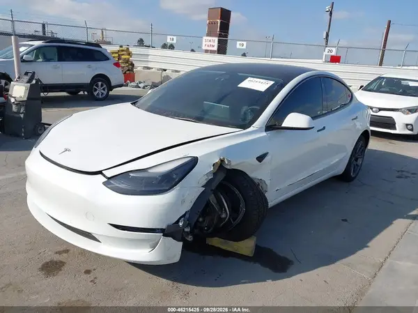 5YJ3E1EB0NF359629 — 2022 Tesla Model 3, фото 2 с аукциона IAAI 14.10.2026, Передняя часть слева
