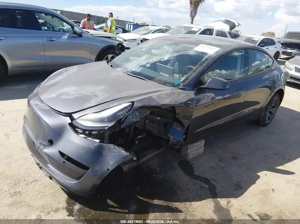 5YJ3E1EB8NF255812 — 2022 Tesla Model 3, фото 2 с аукциона IAAI, Передняя часть слева