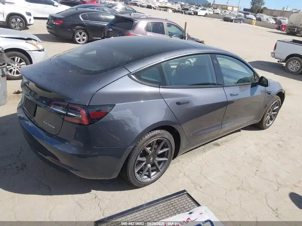 5YJ3E1EB8NF255812 — 2022 Tesla Model 3, фото 4 с аукциона IAAI, Передняя часть слева