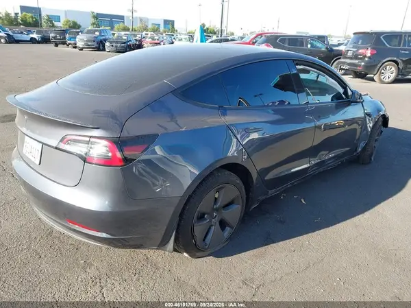 5YJ3E1EA1PF465291 — 2023 Tesla Model 3, фото 4 с аукциона IAAI, LEFT & RIGHT SIDE