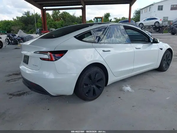 5YJ3E1EB9RF770002 — 2024 Tesla Model 3, фото 4 с аукциона IAAI, Передняя часть слева