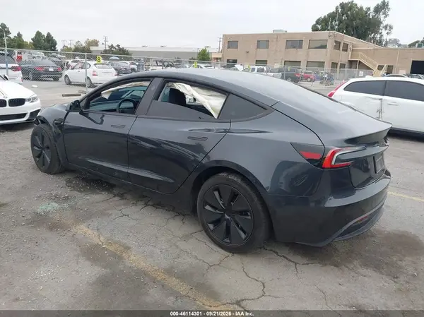 5YJ3E1EA6SF039735 — 2025 Tesla Model 3, фото 3 с аукциона IAAI, Передняя часть