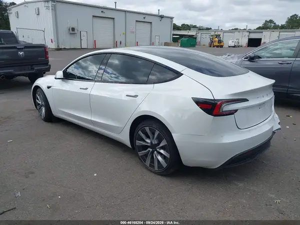5YJ3E1EB4SF932625 — 2025 Tesla Model 3, фото 3 с аукциона IAAI, Задняя часть