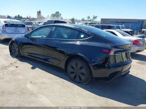 5YJ3E1EA5SF980920 — 2025 Tesla Model 3, фото 3 с аукциона IAAI, Передняя часть справа