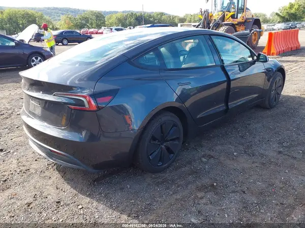 5YJ3E1EA7SF040277 — 2025 Tesla Model 3, фото 4 с аукциона IAAI, Подтопление