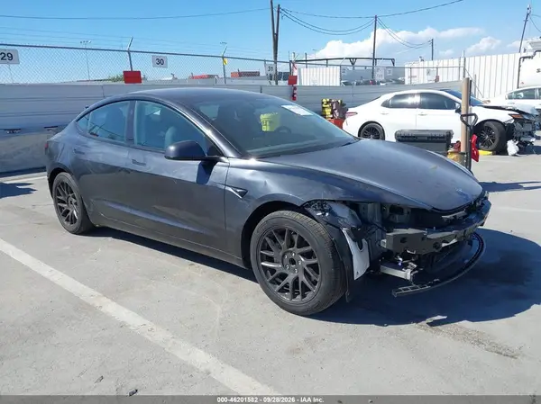 5YJ3E1EA1SF939197 — 2025 Tesla Model 3, Передняя часть (Front & Rear), фото до ремонта