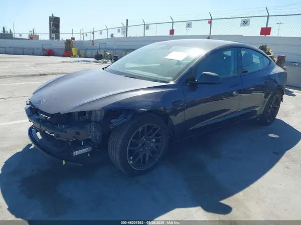 5YJ3E1EA1SF939197 — 2025 Tesla Model 3, фото 2 с аукциона IAAI, Передняя часть