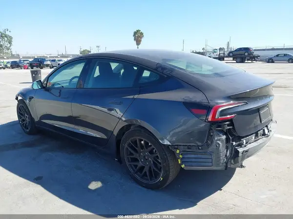 5YJ3E1EA1SF939197 — 2025 Tesla Model 3, фото 3 с аукциона IAAI, Передняя часть