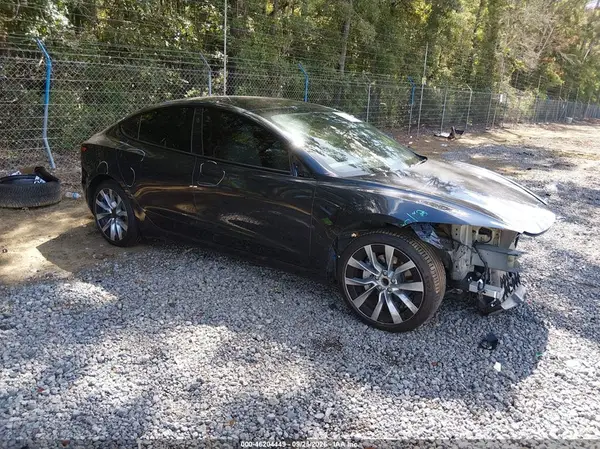 5YJ3E1EA1SF984625 — 2025 Tesla Model 3, Передняя часть (Front End), фото до ремонта