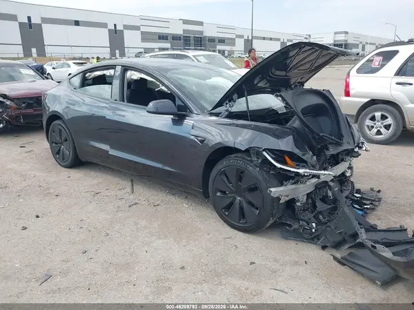 5YJ3E1EAXSF045229 — 2025 Tesla Model 3, Передняя часть (Front End), фото до ремонта