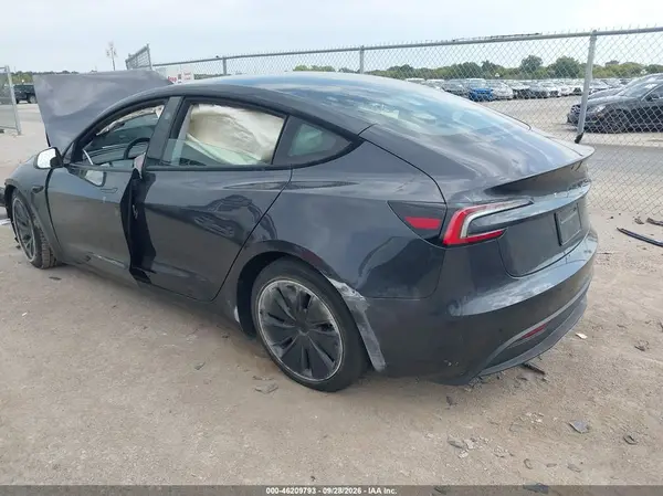 5YJ3E1EAXSF045229 — 2025 Tesla Model 3, фото 3 с аукциона IAAI, Передняя часть