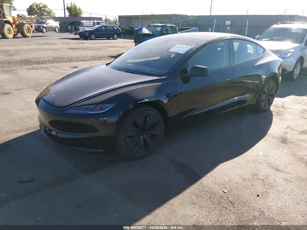 5YJ3E1EA9SF047280 — 2025 Tesla Model 3, фото 2 с аукциона IAAI, Правый бок