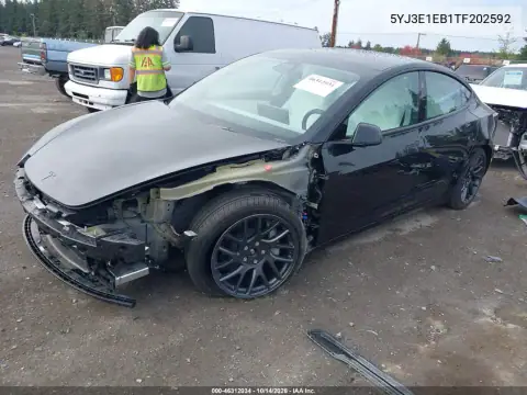 5YJ3E1EB1TF202592 — 2026 Tesla Model 3, фото 2 с аукциона IAAI, Передняя часть