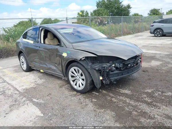 5YJXCBE28GF015885 — 2016 Tesla Model X, Передняя часть (Front & Rear), фото до ремонта