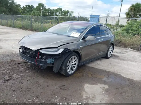 5YJXCBE28GF015885 — 2016 Tesla Model X, фото 2 с аукциона IAAI, Передняя часть