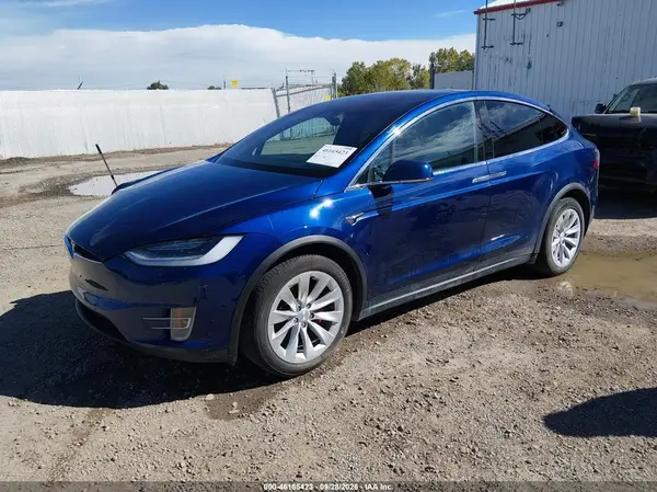 5YJXCDE49LF240937 — 2020 Tesla Model X, фото 2 с аукциона IAAI, Передняя часть справа