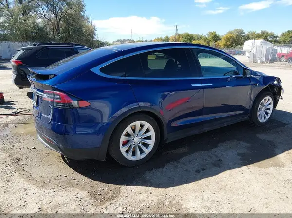 5YJXCDE49LF240937 — 2020 Tesla Model X, фото 4 с аукциона IAAI, Передняя часть справа