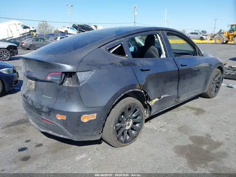 2020 Tesla Model Y Long Range Dual Motor All-wheel Drive VIN 5YJYGDEE0LF051305 фото 4