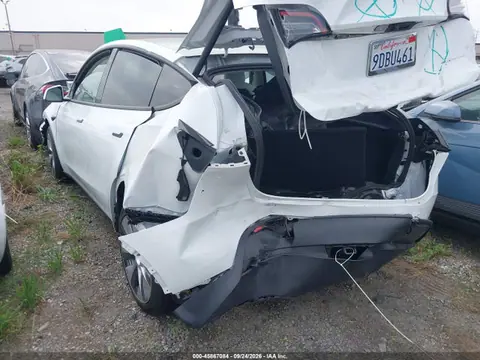 2022 Tesla Model Y Long Range Dual Motor All-wheel Drive VIN 7SAYGDEE6NF561065 фото 3