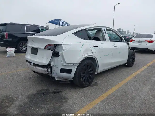2022 Tesla Model Y Long Range Dual Motor All-wheel Drive VIN 7SAYGDEE6NF328352 фото 4
