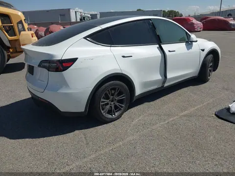 2024 Tesla Model Y Long Range Dual Motor All-wheel Drive VIN 7SAYGAEE1RF169051 фото 4