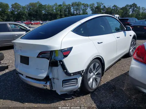 2024 Tesla Model Y Long Range Dual Motor All-wheel Drive VIN 7SAYGDEE4RF034972 фото 4
