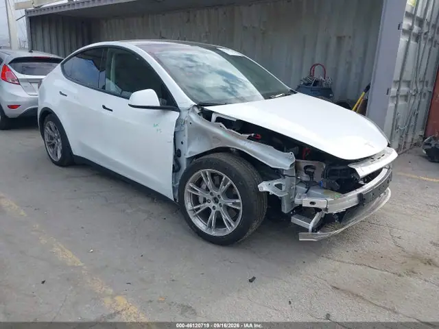 7SAYGAEE8RF057489 — 2024 Tesla Model Y Long Range Dual Motor ALL-Wheel Drive, Передняя часть справа (Right Front), фото до ремонта