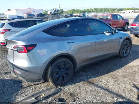 2025 Tesla Model Y Long Range Dual Motor All-wheel Drive VIN 7SAYGDEE6SA343720 фото 4