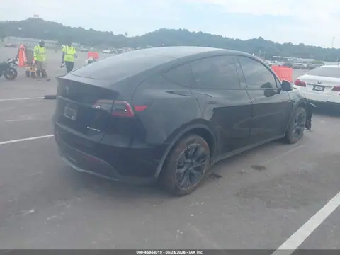 2025 Tesla Model Y Long Range Dual Motor All-wheel Drive VIN 7SAYGDEE2SF222637 фото 4