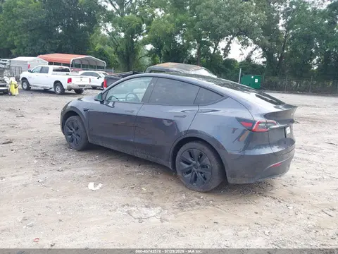 2025 Tesla Model Y Long Range Dual Motor Rear-wheel Drive VIN 7SAYGDED8SA355875 фото 3