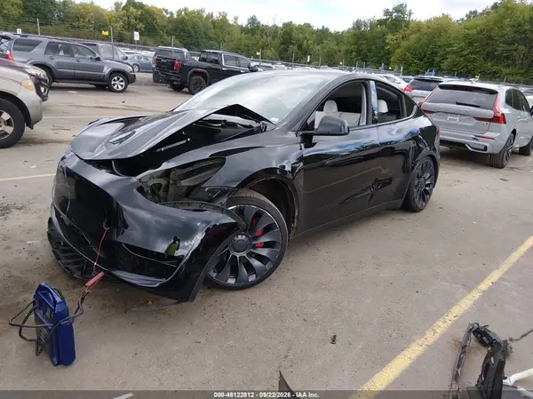 7SAYGDEF3RA311570 — 2024 Tesla Model Y, фото 2 с аукциона IAAI, Передняя часть