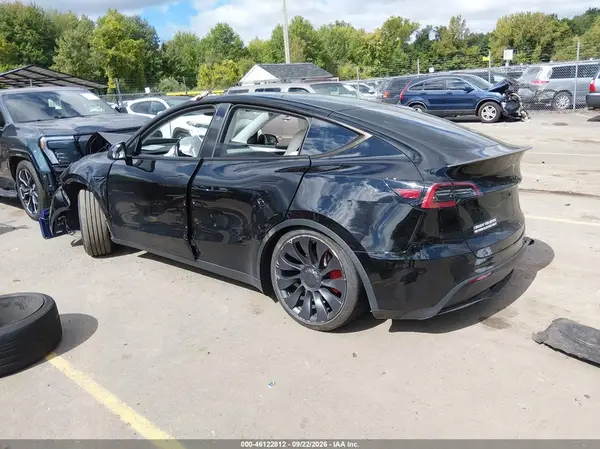 7SAYGDEF3RA311570 — 2024 Tesla Model Y, фото 3 с аукциона IAAI, Передняя часть