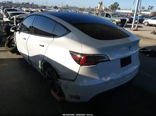 7SAYGDED7RF126097 — 2024 Tesla Model Y, фото 3 с аукциона IAAI, Левый бок