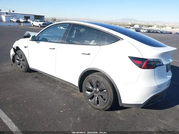 7SAYGAEE0RF203884 — 2024 Tesla Model Y, фото 3 с аукциона IAAI, Передняя часть