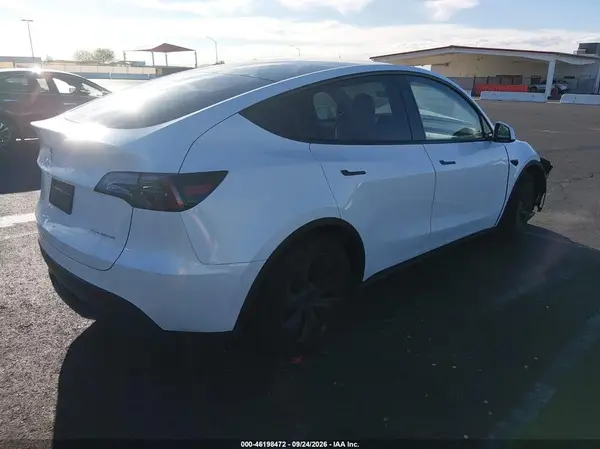7SAYGAEE0RF203884 — 2024 Tesla Model Y, фото 4 с аукциона IAAI, Передняя часть