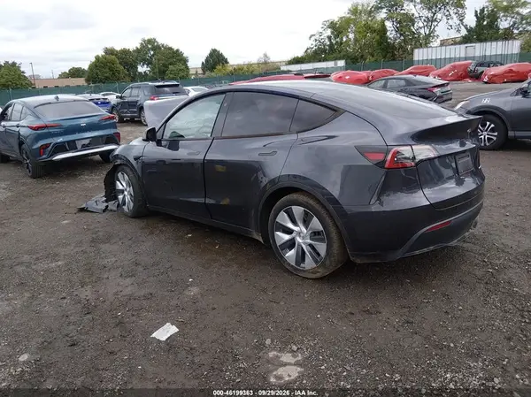 7SAYGDEE2RA270811 — 2024 Tesla Model Y, фото 3 с аукциона IAAI, Передняя часть